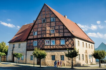 Fototapeta na wymiar staßfurt, deutschland - das älteste haus der stadt