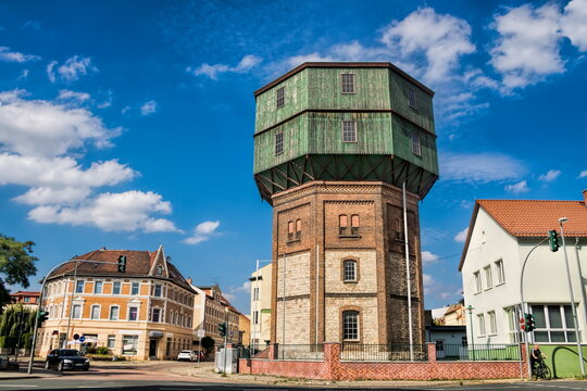 sta&szlig;furt, deutschland - stadtpanorama mit historischem wasserturm