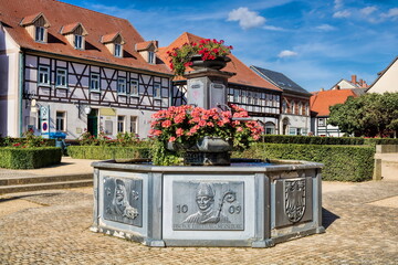 tangermünde, deutschland - stadtbrunnen am marktplatz