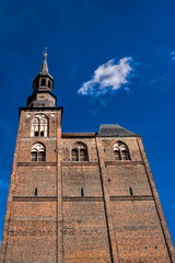 tangermünde, deutschland - stephanskirche vor blauem himmel