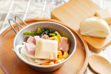 シェラカップに入れたシチューの具材