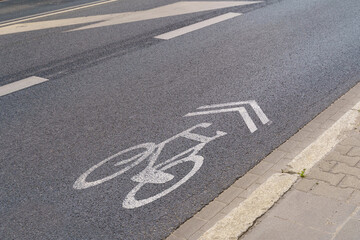 Obraz premium Bicycle sign on a dedicated bike path