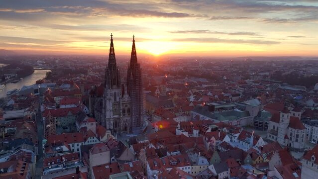 Sunrise Drohnenshot &uuml;ber Regensburg