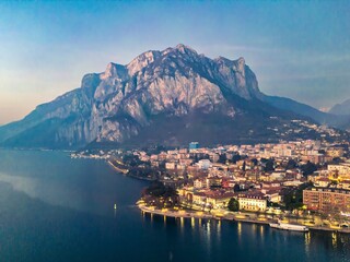 Obraz premium Majestic Lecco: A Twilight Embrace by Lake Como