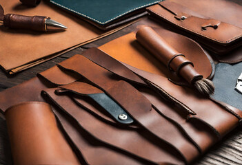 Naklejka premium Craftsman's Palette: Beautifully Colored Leather Pieces on a Leather Craftman's Work Desk – Artistry Unveiled in the Absence of Tools