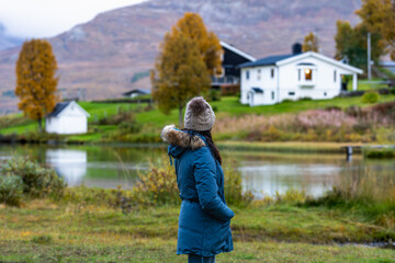 mujer latina en paisaje noruego con ropa de invierno