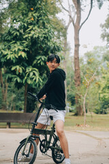 Obraz premium Handsome happy young man with bicycle on a city street, Active lifestyle, people concept