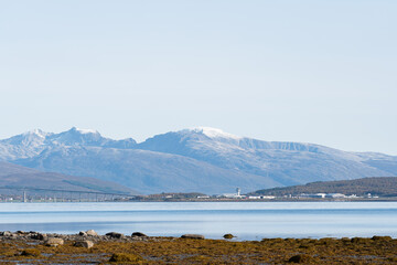 montaña con nieve en tromso noruega