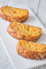 Cheddar cheese toasts