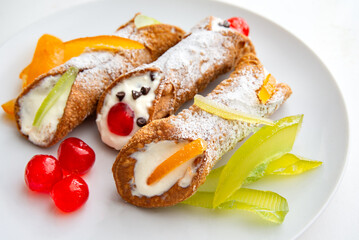 Cannoli siciliani, tradizionali dolci italiani ripieni di ricotta, frutta candita e gocce di...