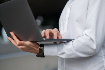 Businessman with a laptop working outdoors
