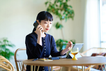 カジュアルな部屋で仕事をする若い女性