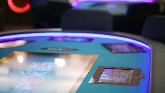 Working electronic poker table Cash Poker pro with multiple screens