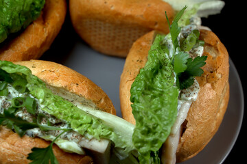 Fischbröttchen - Brötchen mit Salzhering, Romana Salatblatt, Farmer Salat und Gurkensalat, Zwiebeln, Lauchzwiebeln und Petersilie