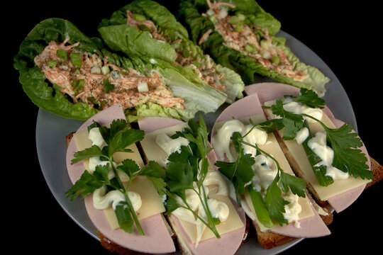 Firsche Stullen mit Fleischwurst, K&auml;se, Mayo, und Ptersilie. Dazu Romana Salatbl&auml;tter mit Farmersalat.