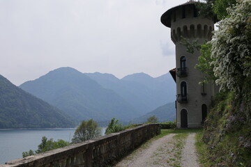 Blick auf die Naturlandschaft am Lago di Ledro in den Italienischen Alpen