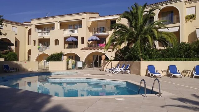 Courtyard of hotel Caesar Domus with swimming pool and loungers