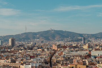 Vista aerea Barcelona, Montaña Tibidabo, Torre Collserola, calles de Barcelona, skyline Barcelona