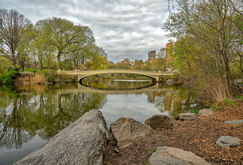 Obraz premium Bow bridge in the morning in early spring