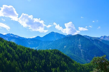 Alpen Berglandschaft Totale Aufnahme der Gebirge und Berge Tirol, Österreich vor blauem Himmel...