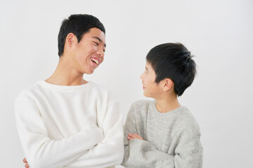 仲良しの10代の兄弟　白背景