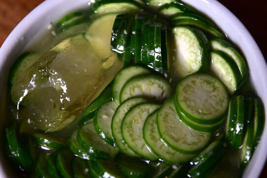 raw jil&oacute; cut into slices with salt water and ice