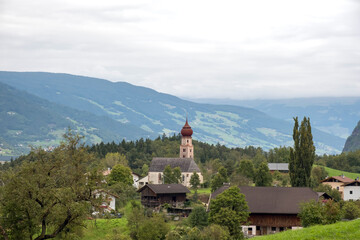 Fototapeta na wymiar Blick auf Sankt Oswald, Gemeinde Kastelruth