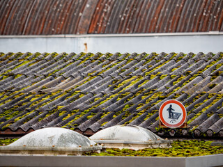 Achtung Absturzgefahr Warnschilder auf einem alten Industriedach