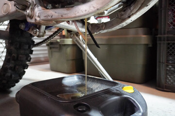 オフロードバイクのギアオイルを抜くところ