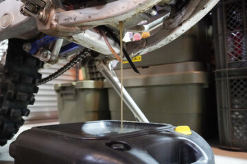 オフロードバイクのギアオイルを抜くところ