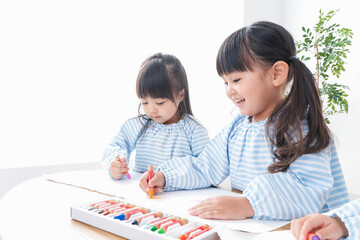 幼稚園でお絵かきをする子ども