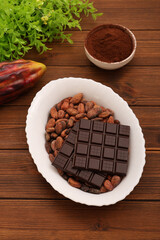 チョコレートとカカオビーンズ