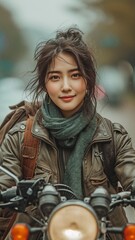 Obraz premium Asian woman riding a motorbike with a rucksack and a smile