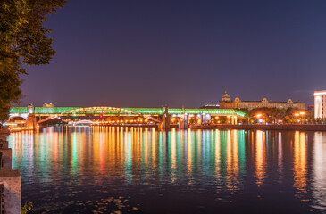 Obraz premium Pushkinskiy bridge with night illumination. Bridge to Gorky Park.