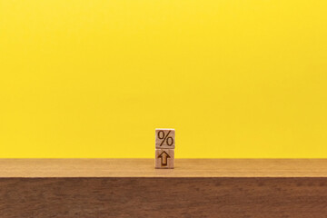 パーセントの記号に上向きの矢印をのせたブロックの黄色い背景