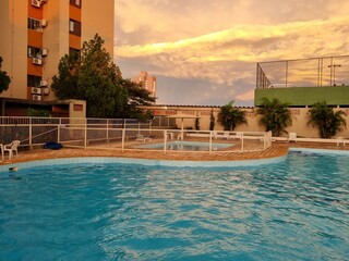 Por do sol na piscina