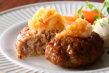 カットした和風ハンバーグ