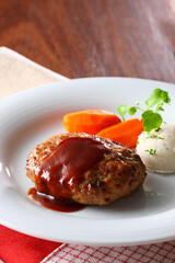 デミグラスソースをかけたハンバーグ