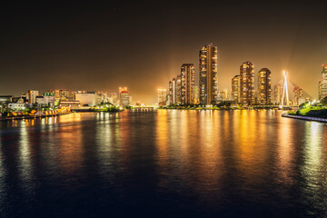 Fototapeta premium 光あふれる隅田川の都市夜景【東京都・江東区－中央区】 City night view of the Sumida River full of light - Tokyo, Japan