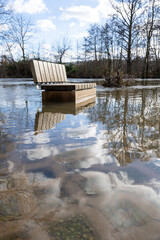 Überflutete Sitzbank – Hochwasser Lahn bei Wetzlar - obrazy, fototapety, plakaty