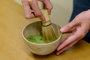 抹茶を点てる