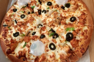 pizza with chicken, black olives and cheese