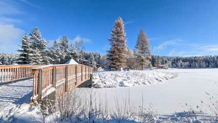 Holzbrücke über einen See im Winter Fichtelsee Fichtelgebirge