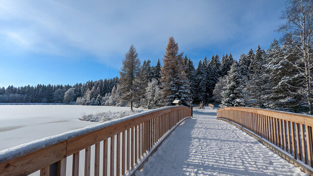 Holzbrücke über einen See im Winter Fichtelsee Fichtelgebirge