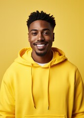Obraz premium Handsome dark-skinned man in a yellow sweater on a dark background. Generative AI.