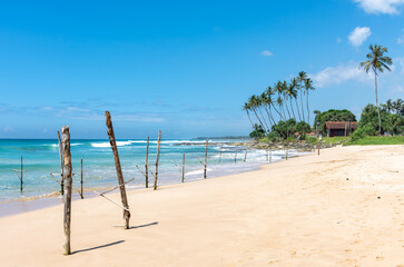 Fototapeta na wymiar The beautiful coast of the Indian Ocean on the island of Sri Lanka.