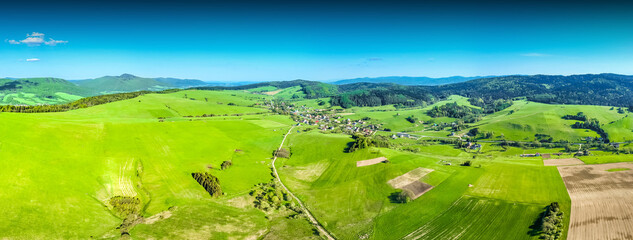 Lot nad Tyliczem wiosną. Piękna, wiosenna panorama. © rogozinski