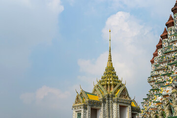 Fototapeta premium Wat Arun is an important tourist attraction and is also a symbol of Bangkok that tourists from all over the world know. and want to come visit.
