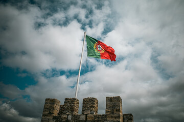 Bandera de Lisboa, Portugal ondeando en la antigua muralla de la fortaleza del Castillo de Sao...