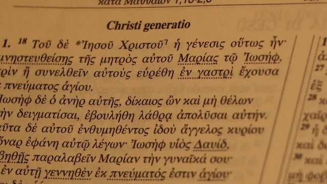 Leer la biblia en Griego antiguo, griego original es otro tipo de experiencia. Aqu&iacute; el texto antiguo se hace presente y Dios hace su morada en nosotros. 